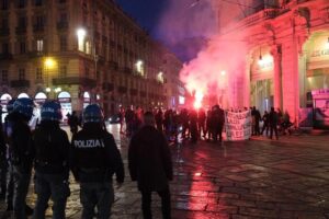 Antagonisti assaltano volante davanti alla Questura di Torino. Meloni: “Pericoloso togliere alla polizia il sostegno delle istituzioni”