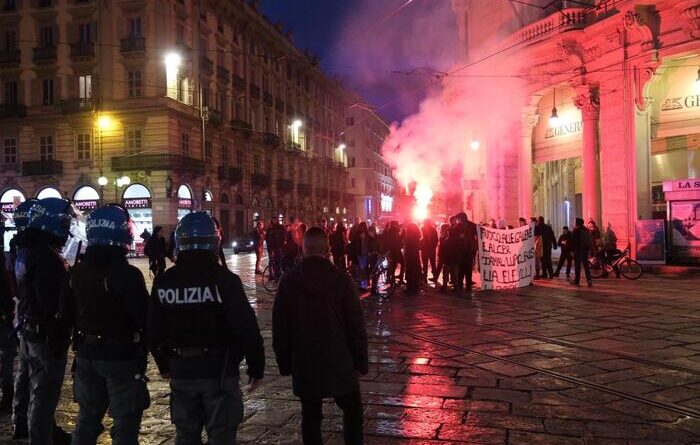 Antagonisti assaltano volante davanti alla Questura di Torino. Meloni: “Pericoloso togliere alla polizia il sostegno delle istituzioni”