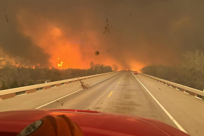Vasto incendio in Texas, il secondo più grande della sua storia