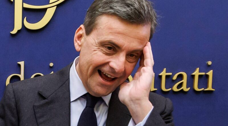 “Populista, dice fesserie”. La mossa disperata di Calenda: attacca Conte ma inciucia col M5S
