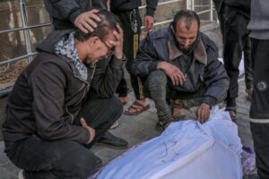‘Spari sulla folla a Gaza, 112 morti’. Nessun accordo all’Onu sul testo di condanna