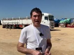 VIDEO: Fratoianni a Rafah: Alcuni camion sono in attesa da 15 di portare aiuti umanitari a Gaza