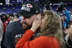 Taylor Swift e Travis Kelce si riuniscono a Singapore durante la pausa primaverile del tour Eras