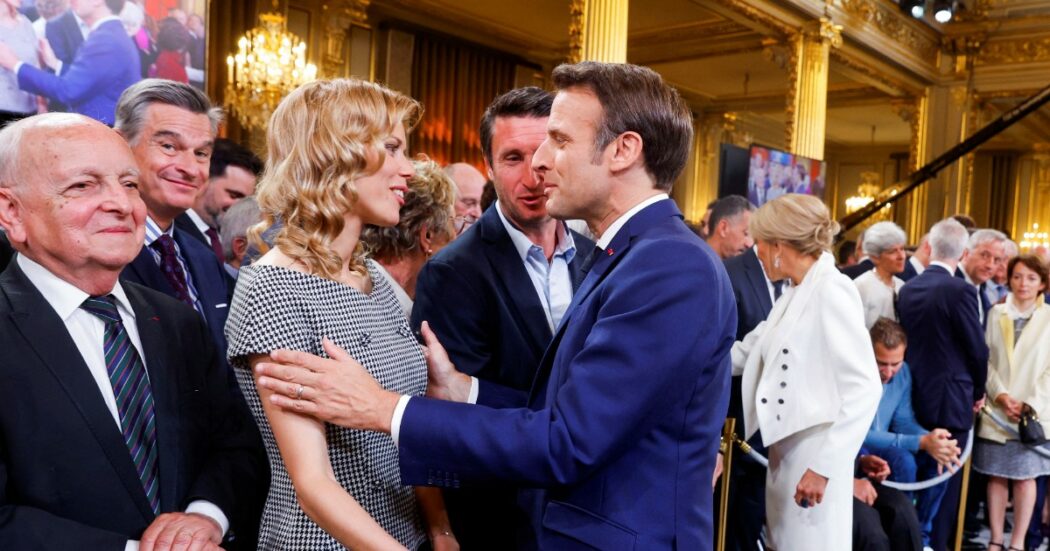 Lo sfogo della figlia di Brigitte Macron: “Nella nostra città tante maldicenze e critiche per la loro storia. Mia mamma transgender? Una notizia falsa”