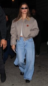 Hailey Bieber fa un giro con la giacca da lavoro nel suo Cybertruck