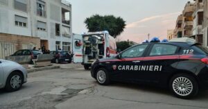 Donna uccisa a coltellate, il marito portato in commissariato. Ferita una vicina che era intervenuta