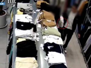 Il camerino, la felpa, il distaccatore magnetico: la tecnica dei ladri in un video