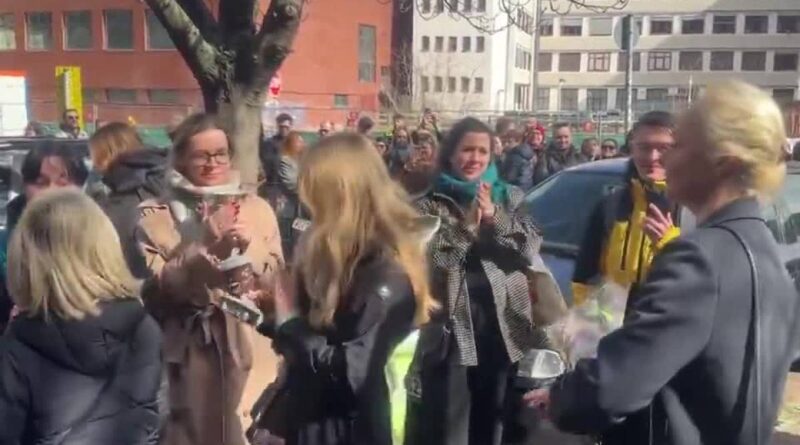 VIDEO: Yulia Navalnaya accolta dagli applausi dei sostenitori del marito a Berlino