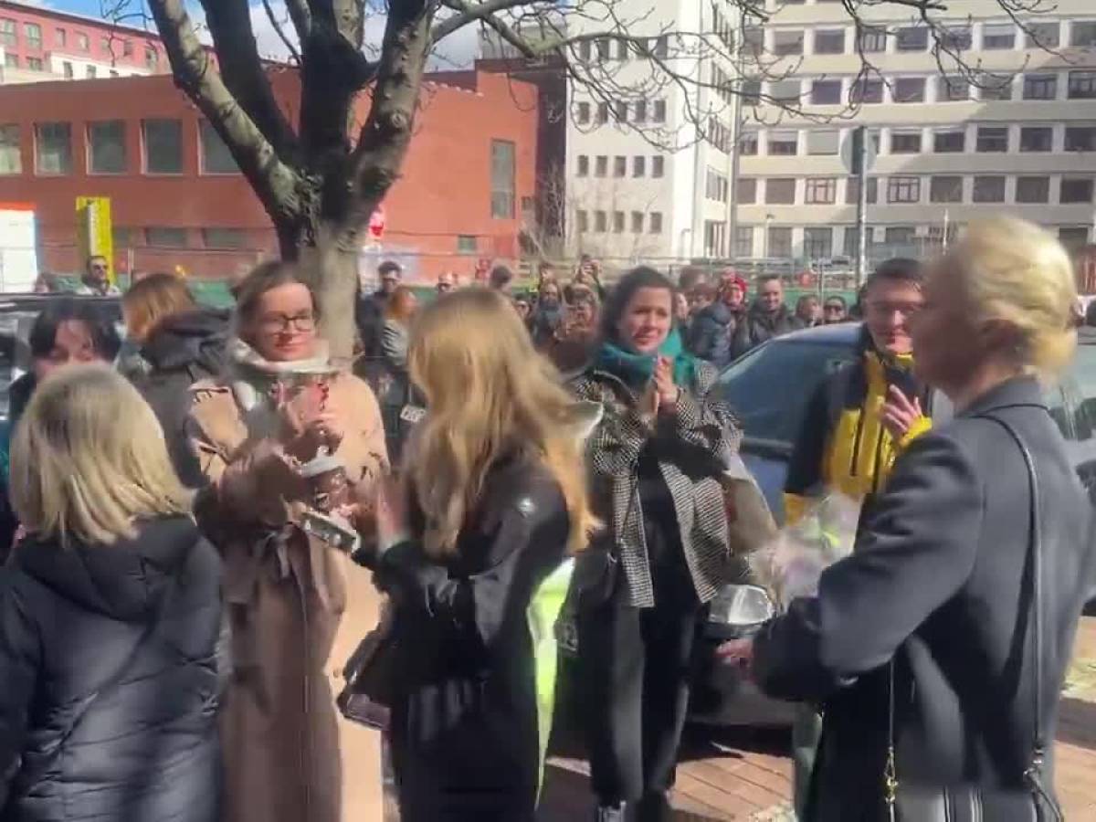 VIDEO: Yulia Navalnaya accolta dagli applausi dei sostenitori del marito a Berlino