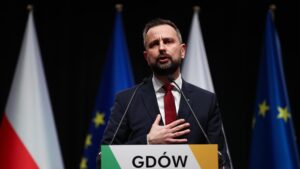 Corsi di sopravvivenza e costruzione di nuovi rifugi: così la Polonia prepara i civili alla guerra