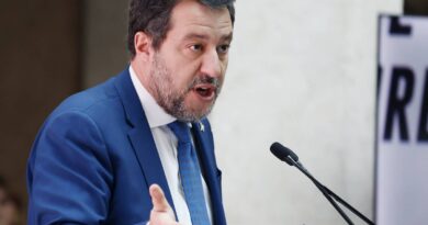 Salvini contro l’Ue: “25 aprile in piazza”. E alza l’asticella: “Lega a doppia cifra”
