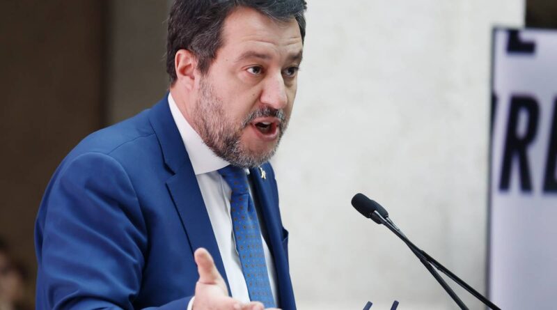Salvini contro l’Ue: “25 aprile in piazza”. E alza l’asticella: “Lega a doppia cifra”