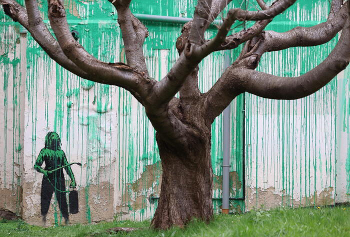 Un Banksy ‘ecologista’ sulla parete di un palazzo a Londra