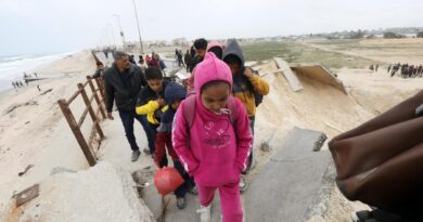 Israele – Hamas, le notizie di oggi dalla guerra. Anp: “Israele sta distruggendo Rafah senza annunciarlo”. Onu: “Usare la carestia come arma è un crimine di guerra”