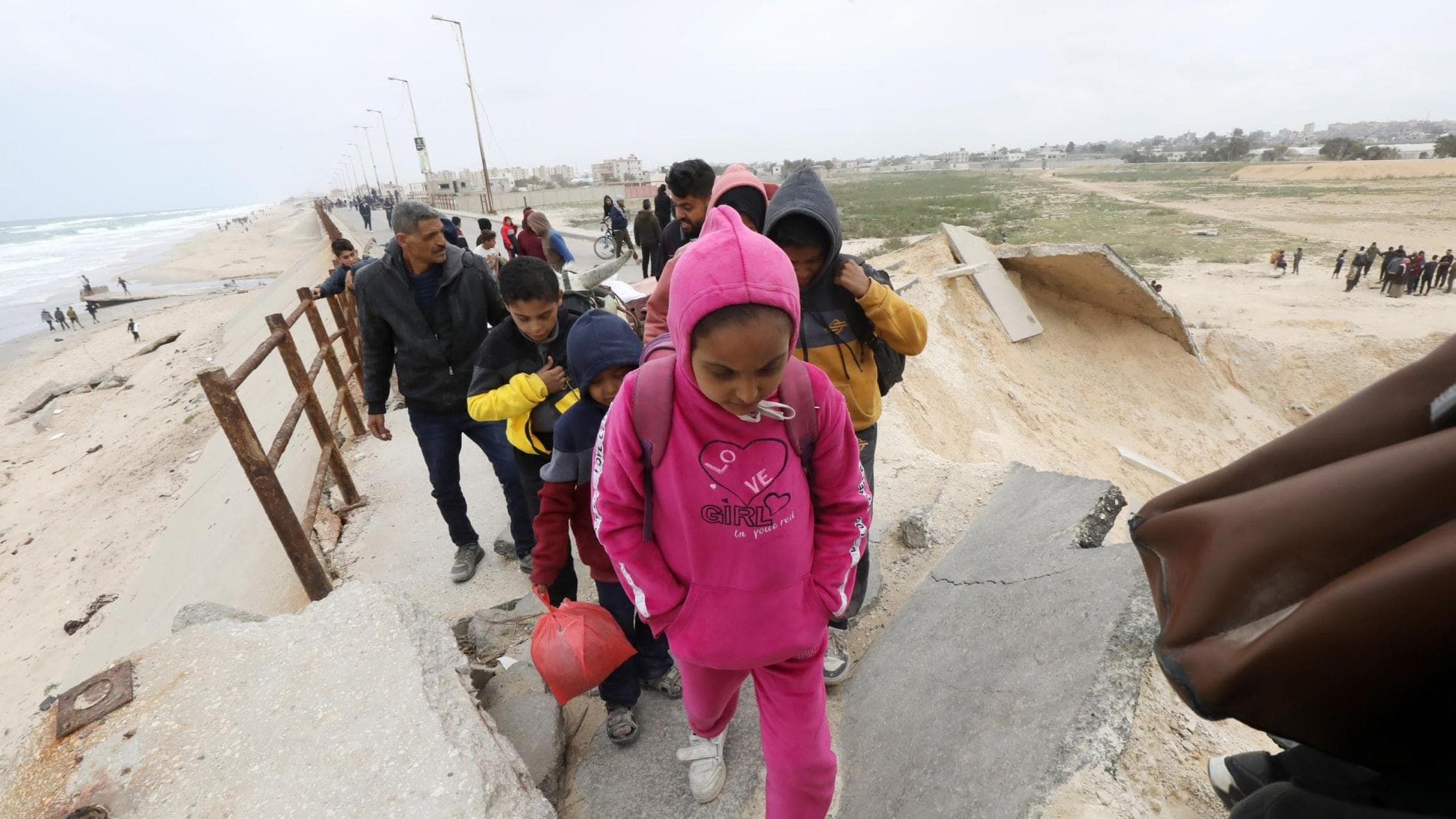 Israele – Hamas, le notizie di oggi dalla guerra. Anp: “Israele sta distruggendo Rafah senza annunciarlo”. Onu: “Usare la carestia come arma è un crimine di guerra”