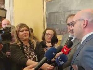 VIDEO: Festa del papà, Fontana premia padre che ha aperto casa famiglia: “Dimostrare vicinanza dello Stato”
