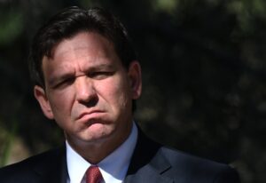 Ron DeSantis sta tornando ai suoi vecchi trucchi