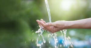 Carenza di acqua e diritti umani, Flowing Futures mappa l’impatto sulle donne