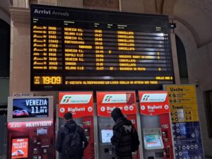Non parte un treno su 3, disagi per lo sciopero