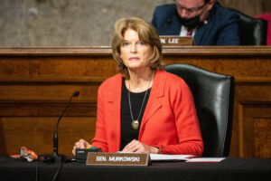 La senatrice Lisa Murkowski non esclude una rottura con il GOP