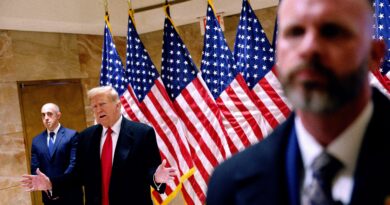Con fare furtivo e ammiccante, Donald Trump si sente dire che il suo processo penale inizierà il mese prossimo