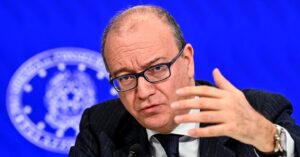 Valditara: in aula la maggioranza degli alunni deve essere italiana