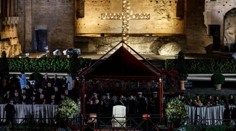 Pasqua: in 25mila alla Via Crucis al Colosseo senza il Papa