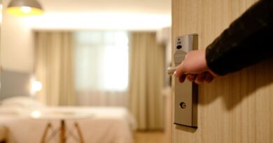 Vive per un anno in hotel di lusso fingendosi un top manager: foglio di via da 32 comuni dell’Alto Adige per un 46enne