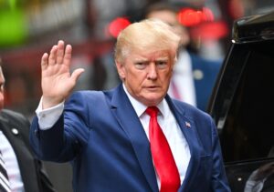 I procuratori di Manhattan sostengono che Trump ha violato l’ordine di imbavagliamento dopo le aggressioni alla figlia di un giudice