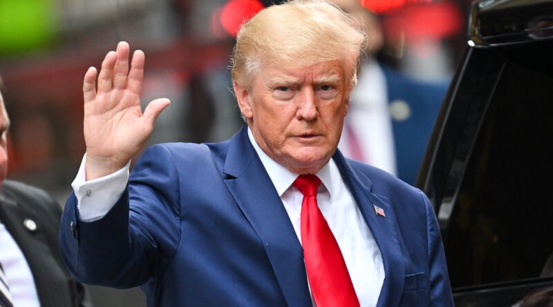 I procuratori di Manhattan sostengono che Trump ha violato l’ordine di imbavagliamento dopo le aggressioni alla figlia di un giudice