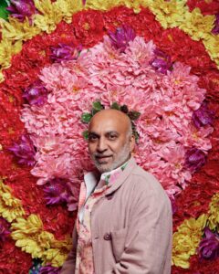 Rosa, oro e un mare di paillettes: Manish Arora e la sua grande retrospettiva