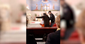 Blitz di Ultima Generazione durante la messa di Pasqua a Padova: attivista portato via dalla polizia