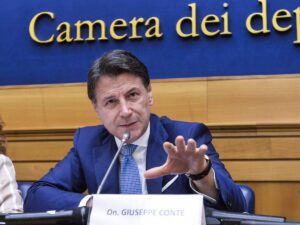 “Meloni fa la lotta all’antimafia”. L’ultimo delirio di Conte contro il governo