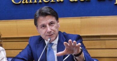 “Meloni fa la lotta all’antimafia”. L’ultimo delirio di Conte contro il governo