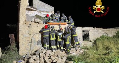 Crolla soloio in una casa diroccata a Nuoro, due morti