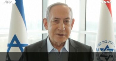 Israele – Hamas, le notizie di oggi dalla guerra: Biden indignato: “Israele non fa abbastanza per proteggere cooperanti e civili”. Netanyhau: “In guerra succede”