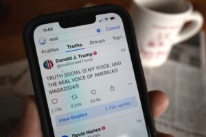 Trump cita in giudizio i cofondatori di Truth Social che gli hanno fatto guadagnare miliardi nella causa più “trumpiana” di tutti i tempi