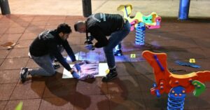 Napoli, spari al parco giochi di Fuorigrotta: colpita alla gamba una donna che era con la sua bambina