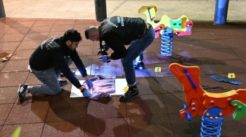 Napoli, spari al parco giochi di Fuorigrotta: colpita alla gamba una donna che era con la sua bambina