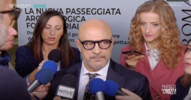 L’intervista surreale di Crozza Sangiuliano: “Ho fatto una geffe. Manco avessi detto che la torre pendente sta a Pisa”