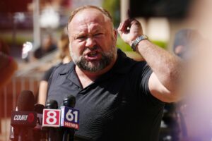 Alex Jones in vacanza in un “raffinato” resort di Kauai mentre avanza la procedura fallimentare