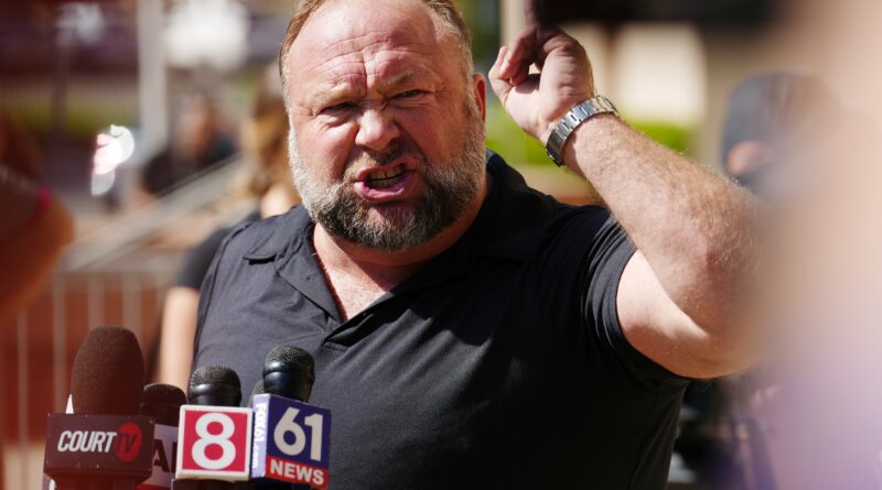 Alex Jones in vacanza in un “raffinato” resort di Kauai mentre avanza la procedura fallimentare