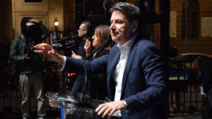 Conte rimarca la distanza da Schlein: “È come Renzi e Calenda, ci insulta. A Bari non inizieremo un nuovo balletto”