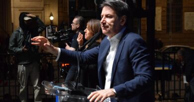 Conte rimarca la distanza da Schlein: “È come Renzi e Calenda, ci insulta. A Bari non inizieremo un nuovo balletto”