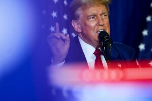 “È stato sporcato”: Trump suggerisce in modo bizzarro che Biden ha del liquido sulla scrivania dello Studio Ovale durante una raccolta fondi miliardaria