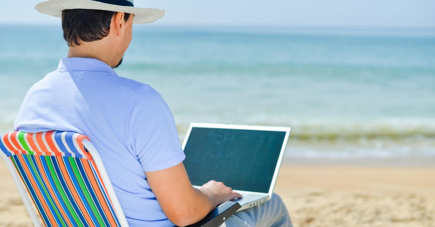 Turismo, crescono i “lavoratori delle vacanze”: un viaggiatore su 10 lavora dal luogo di vacanza