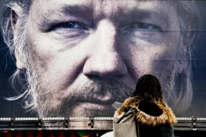 Assange compie 5 anni in galera, Biden apre uno spiraglio