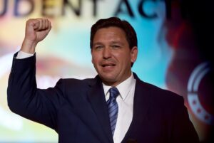 Ron DeSantis dice ai donatori che raccoglierà soldi per Trump, la cui campagna lo ha definito un “piccolo uomo triste”