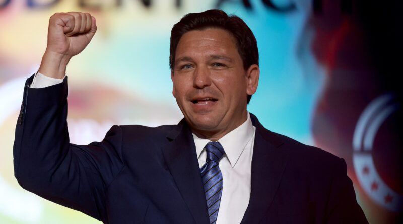 Ron DeSantis dice ai donatori che raccoglierà soldi per Trump, la cui campagna lo ha definito un “piccolo uomo triste”