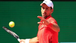 Djokovic batte Musetti a Montecarlo e vola ai quarti. Tra poco Sinner e Sonego
